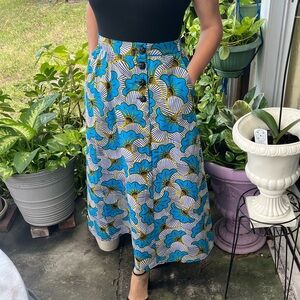 Floral African Print Skirt
Midi
Back elastic waist
Side front button 
Pockets